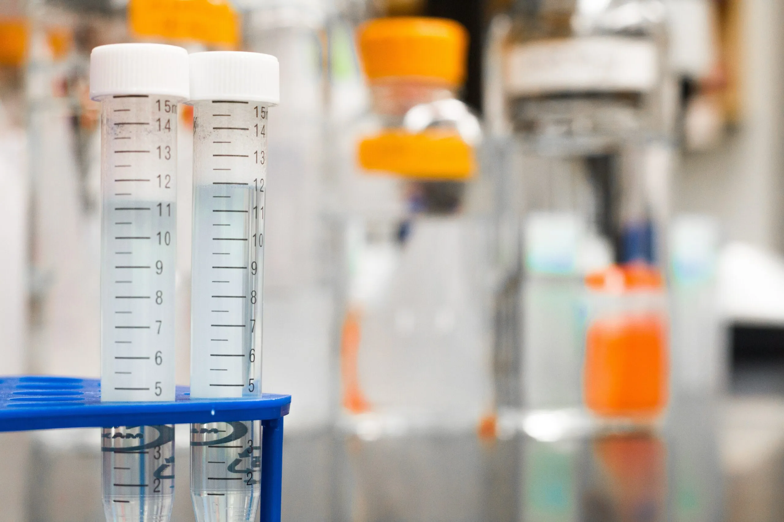 Probówki w laboratorium analitycznym